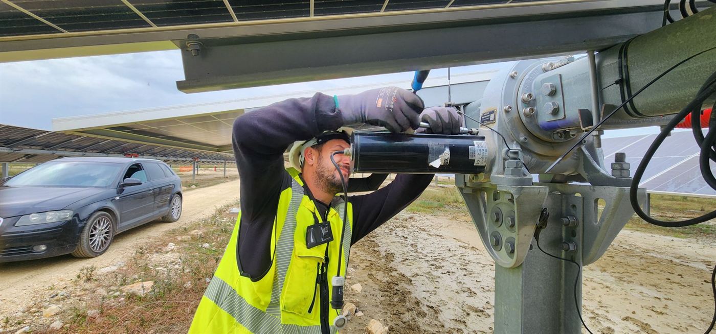 Tracker maintenance, Utility-scale PV plants: photo 3 of 11